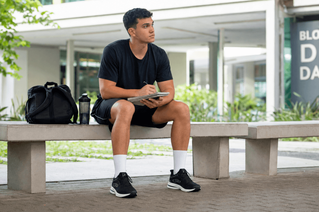 Estudante escolhendo tênis Olympikus para faculdade e academia